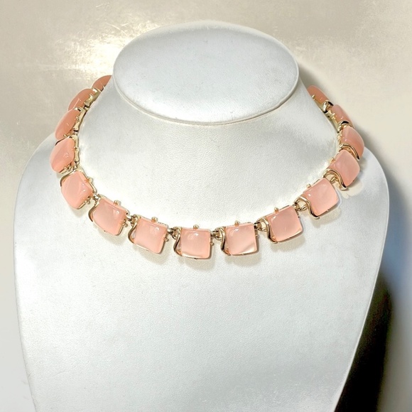 Pink Coro Necklace. Pink thermoset necklace. Pink moonglow choker - Picture 2 of 4